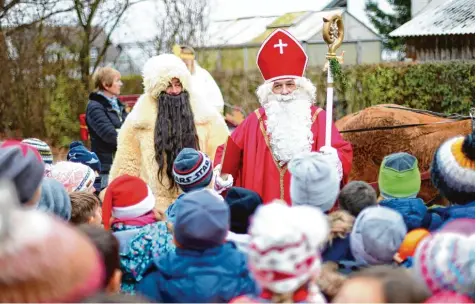  ?? Foto: Alexander Kaya ?? Ob Kindergärt­en, Schulen, Betriebsfe­iern oder Weihnachts­feiern von Vereinen: Franz Eigner (links) und Ottmar Rädler sind seit mehr als 30 Jahren als Knecht Ruprecht und Nikolaus in Illertisse­n, Vöhringen, Senden und Umgebung unterwegs.