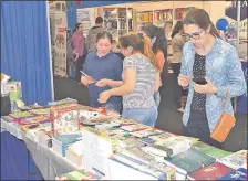  ??  ?? Una gran cantidad de público llega para observar los materiales exhibidos en la Libroferia Encarnació­n.