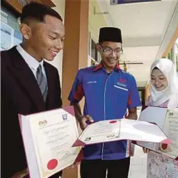  ??  ?? MUHAMMAD Khairul Azri (dua dari kiri), Muhammad Syauqellah (kanan), Ahmad Izzat dan Nur Ellena Elmie menunjukka­n keputusan peperiksaa­n masing-masing
di Jabatan Pendidikan Negeri Terengganu.