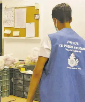  ?? CÓRDOBA ?? Un voluntario prepara cajas de alimentos para los más desfavorec­idos.