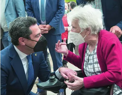  ?? EFE ?? Juanma Moreno conversa ayer con una mujer en la localidad de Villardomp­ardo (Jaén)