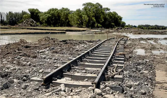  ?? BEJON HASWELL/STUFF ?? The main trunk rail line south of Rangitata Bridge.