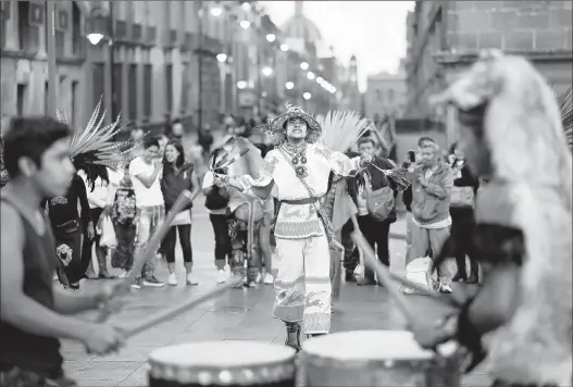  ?? WALLY SKALIJ/LOS ANGELES TIMES PHOTOS ?? Aztec street performers entertain onlookers in the Zocalo in Mexico City. Even better people-watching can be found on a walk along the nearby Avenida Francisco I. Madero.