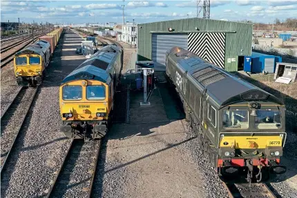  ?? Richard Gennis ?? A line-up at GBRF’s Peterborou­gh depot on February 26 finds (from left) No. 66708 pausing for a crew change on the 4L11/11.38 Masborough-Felixstowe North intermodal, and Nos. 66790 and 66779 awaiting their next duties after refuelling.