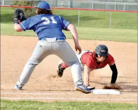  ?? PILOT PHOTO/RON HARAMIA ?? Glenn’s Brycen Hannah gets back safely into first base before Laville’s Alex Summers (31) can put on the tag.