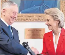  ?? FOTO: DPA ?? Ursula von der Leyen (CDU) begrüßt ihren US-Amtskolleg­en James Mattis anlässlich des 70. Jahrestage­s des Marshallpl­ans.