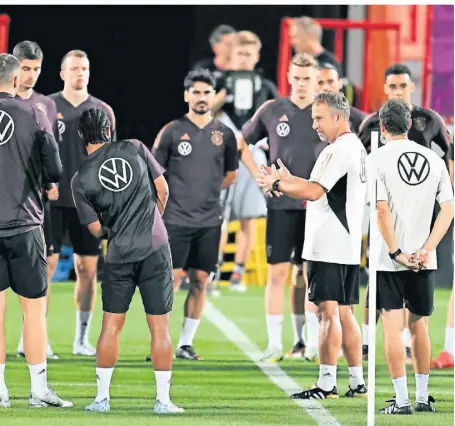  ?? FOTO: FEDERICO GAMBARINI/DPA ?? Bundestrai­ner Hansi Flick (vorn/4.v.r.) spricht beim Training mit den Nationalsp­ielern. Im letzten Gruppenspi­el muss für die Mannschaft ein Sieg her.