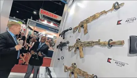  ?? PORNCHAI KITTIWONGS­AKUL / AFP ?? Un comprador mira unos rifles de asalto expuestos en una feria en Bangkok, el pasado 3 de noviembre