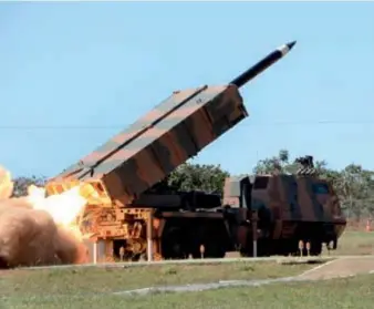  ??  ?? Tir d’une roquette non guidée de 300 mm depuis un ASTROS 2020 brésilien. Brasilia se positionne également sur le marché. (© MOD)