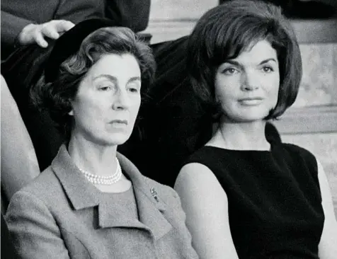  ??  ?? Janet Auchinclos­s y su hija, en el primer discurso del Estado de la Unión de John Fitzgerald Kennedy en 1961