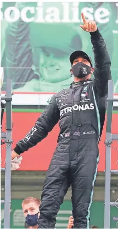  ?? FOTO: JOSE SENA GOULAO/AP ?? Lewis Hamilton jubelt nach seinem 92. Grand-Prix-Triumph auf dem Siegerpode­st.