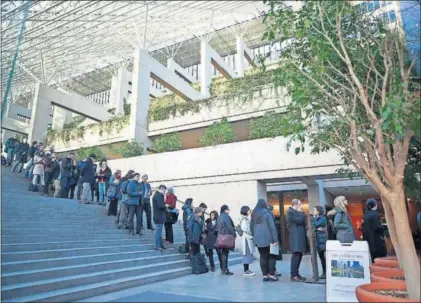  ?? / J. VINNICK (AFP) ?? Varias personas esperan el viernes para entrar en el tribunal de Vancouver que juzga a Meng.