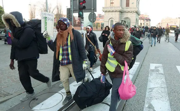  ??  ?? L’arrivo in città Il gruppo di profughi partito due giorni fa da Cona per le strade del centro di Padova (Fossella Bergamasch­i)