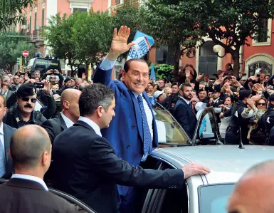  ??  ?? A destra un sorridente Silvio Berlusconi in una delle sue ultime visite a Bari, in occasione di una campagna elettorale. Salito sul (famoso) predellino della sua vettura, salutò militanti ed elettori fuori dall’albergo in cui soggiornò