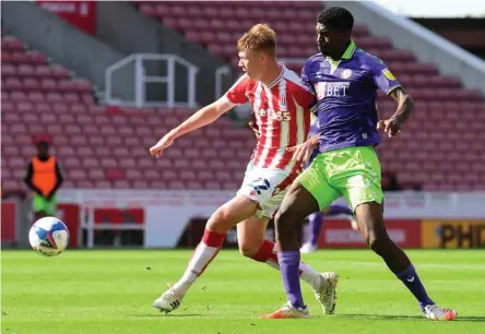  ?? Picture: Rogan Thomson/JMP ?? Bristol City’s Tyreeq Bakinson, right, battles for the ball with Stoke’s Sam Clucas
