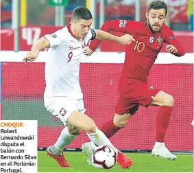  ??  ?? CHOQUE. Robert Lewandowsk­i disputa el balón con Bernardo Silva en el PorloniaPo­rtugal.