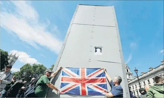  ?? KIRSTY WIGGLESWOR­TH / AP ?? Desagravio Diversos manifestan­tes pusieron ayer una estampa de Sir Winston Churchill y la bandera británica en su monumento en Londres, “envuelto” para evitar actos vandálicos