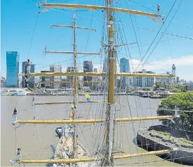  ??  ?? Llegada. Tras cuatro días en el mar, la Fragata llega a Buenos Aires.