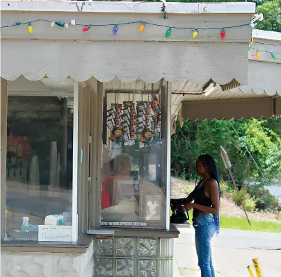  ?? CAITLAN BUTLER/ LIVE UNION COUNTY ?? Above
Jasmine Nelson orders a milkshake at Betty’s Old Fashion at lunchtime in early June.