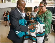  ?? RANDY VAZQUEZ — STAFF PHOTOGRAPH­ERF ?? Norma Hernandez, right, gets a jersey signed by new San Jose Sharks general manager Mike Grier, during a news conference.