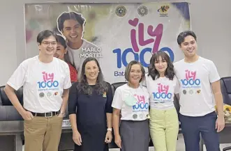  ?? ?? I Love You 1000 stars are shown with officials of Knowledge Channel Foundation, Inc. (KFCI) and NNC. Rina Lopez, KCFI president and executive director (in black), says the show is set to debunk superstiti­ons on early childhood care.