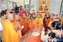  ??  ?? Religious dignitarie­s among others paying respects to the remains of Most Venerable Galagedera Pannananda Thera