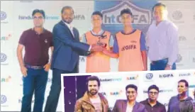  ??  ?? (L-R) Manish Chopra, R. Saravana Kumar from Volkswagen India presenting The Golden Boot Trophy to Shravan Chowdhry (Palms FC) and Rishab Dobrial (Young Gunners) along with Ashish Agarwal, CFO, HT