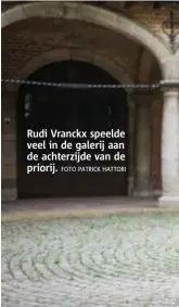  ?? FOTO PATRICK HATTORI ?? Rudi Vranckx speelde veel in de galerij aan de achterzijd­e van de priorij.