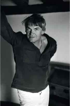  ??  ?? Milan Kundera (imagen superior) en París, en 1979, año de publicació­n de El libro de la risa y el olvido.