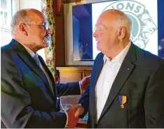  ?? Foto: Lions Club Mittelschw­aben ?? Der langjährig­e Schatzmeis­ter Erwin Schinhamme­r wurde mit dem Gouverneur­s Award bedacht. Links Distrikt Gouverneur Dirk Raeder. Beim Lions Club Mittel schwaben gab es vor Kurzem einen Wechsel an der Spitze, Präsident ist jetzt Karl Lie del aus Niederraun­au.