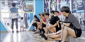  ?? SHI BUFA / FOR CHINA DAILY ?? Parents wait for their children who are taking dancing class in Jinhua city, Zhejiang province. Private tuition costs not just money, but also time and energy.