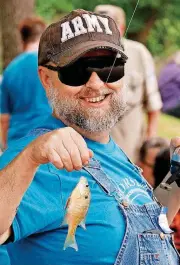  ?? [PHOTOS BY PAUL HELLSTERN, THE OKLAHOMAN] ?? Gordan Besaw shows the fish he caught at Arcadia Lake.