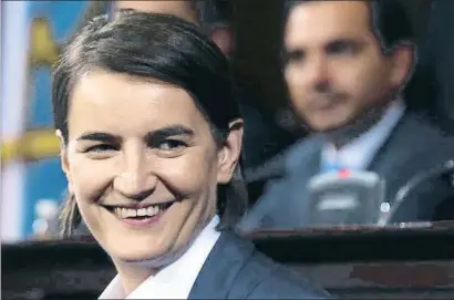  ?? KOCA SULEJMANOV­IC / EFE ?? Ana Brnabic durant la seva presa de possessió dijous passat al Parlament serbi