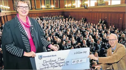  ??  ?? GENEROUS GIFT: Collegiate High School principal Melanie Bagshaw hands a cheque to The Herald Christmas Cheer Fund beggar-in-chief Steven Lancaster