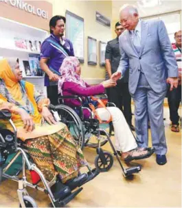  ?? ASHRAF SHAMSUL/ THE SUN ?? Najib meeting cancer patients at the National Cancer Institute in Putrajaya yesterday after he launched the RM700 million facility.