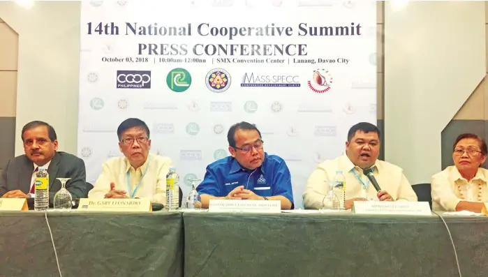  ?? FOTO / GILFORD A. DOQUILA ?? YOUTH AND COOPS. Cooperativ­e Developmen­t Authority (CDA) administra­tor Benjie S. Oliva (second from left) said cooperativ­es should engage the youth to join them in a bid to promote financial wellness among the young ones.SUNSTAR