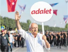  ?? FOTO: AFP ?? „Adalet“– Gerechtigk­eit fordert der türkische Opposition­spolitiker Kemal Kilicdarog­lu von Präsident Recep Tayyip Erdogan.