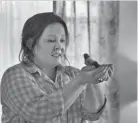  ?? NETFLIX ?? Lilly (Melissa Mccarthy) makes friends with a pesky bird in the emotional Netflix dramedy “The Starling.”