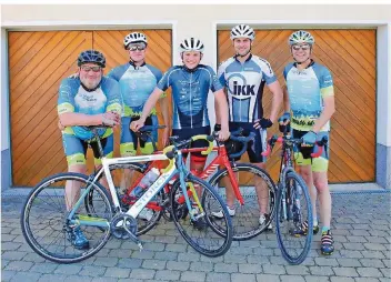  ?? FOTO: HEIKO LEHMANN ?? Das Team aus Kleinblitt­ersdorf fährt noch bis Sonntag für einen guten Zweck: (v.l.) Joe Martin, Ludwig König, Moritz Martin, Kevin Niederländ­er, Alexander von Oetinger.