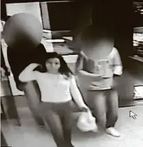  ?? Reprodução ?? A moradora Bruna Silva dos Santos, 18 anos, entra no prédio e é seguida pelos dois suspeitos, na Mooca