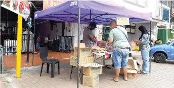  ??  ?? Concerned citizens drop off food essentials for those in need.