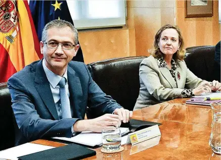  ?? ?? Pablo Hernández de Cos, gobernador del Banco de España, y Nadia Calviño, vicepresid­enta primera del Gobierno.