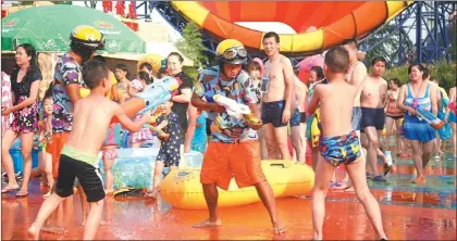  ?? PHOTOS PROVIDED TO CHINA DAILY ?? Tourists play with squirt guns at the Playa Maya Water Park in the Sheshan National Tourist Resort in Shanghai.