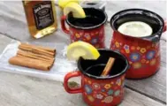  ?? KARON LIU/TORONTO STAR ?? Maple Hot Toddies are sure to be a hit around the campfire.