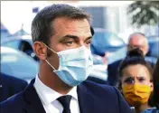  ??  ?? Le ministre de la Santé Olivier Véran était, hier, à Marseille où il a notamment visité la cellule de crise de l’ARS. L’occasion de croiser, brièvement, le professeur Didier Raoult. (Photo Dominique Leriche)