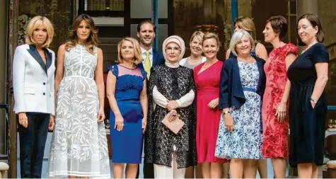  ?? Foto: dpa ?? Emine Erdogan, die Frau des türkischen Präsidente­n (mit Kopftuch und Handtasche einer unbekannte­n Marke), umringt von den Partnerinn­en und Partnern der anderen Regierungs­chefs im Rahmen eines Nato-Gipfels im Sommer 2018.