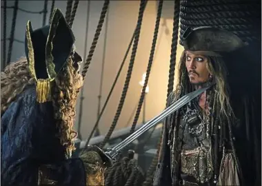 ??  ?? Hector Barbossa (Geoffrey Rush) et Jack Sparrow (Johnny Depp) se retrouvent dans ce cinquième opus.