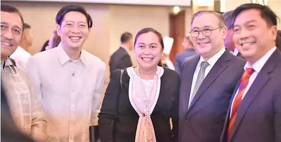  ??  ?? SINGAPORE Ambassador to the Philippine­s Gerard Ho Wei Hong (second from left) hosted a dinner party in celebratio­n of the 54th Independen­ce Day of the Republic. Guests included Department of Foreign Affairs Secretary Teodoro Locsin Jr. (second from right).