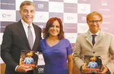  ??  ?? José Antonio Gali Fayad, gobernador de Puebla; la presidenta del DIF estatal, Dinorah López de Gali, y el curador Andrés Roemer.