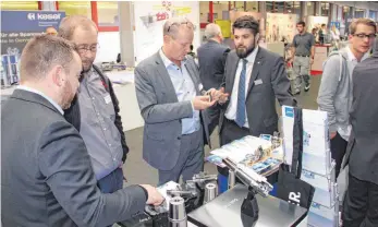  ?? FOTO: MICHAEL HOCHHEUSER ?? Viele Besucher haben sich am Donnerstag bei der Hermle-Hausausste­llung informiert.